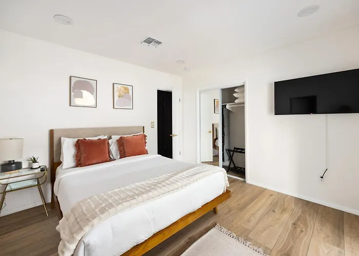 Mid-century Modern W Heated Pool Holiday home *