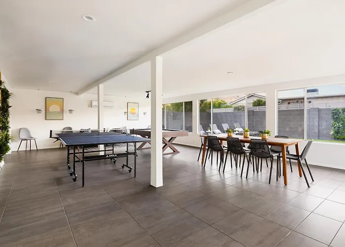 Mid-century Modern W Heated Pool Holiday home