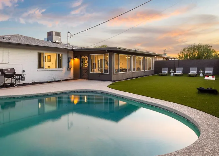 Mid-century Modern W Heated Pool Holiday home