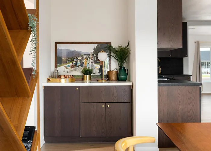 Mid-century Modern W Heated Pool Holiday home *