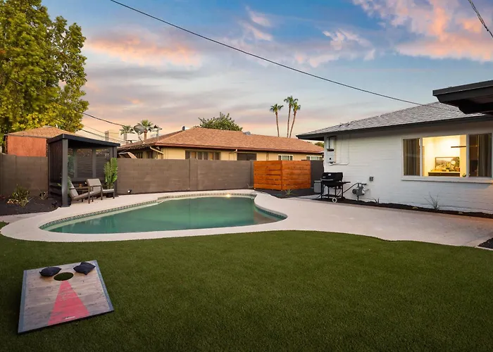 Mid-century Modern W Heated Pool Holiday home *